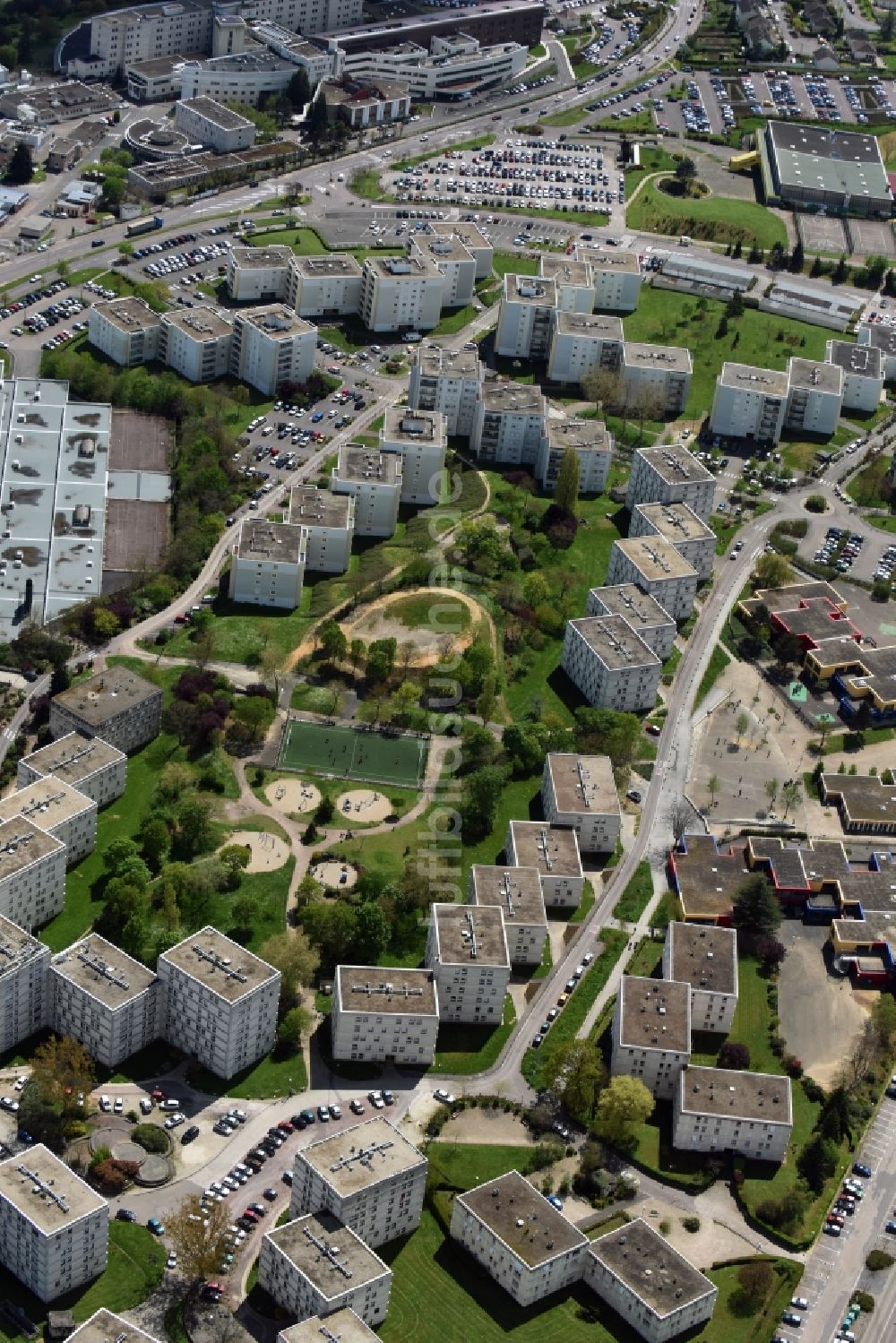 Luftbild Auxerre - Plattenbau- Hochhaus- Wohnsiedlung in Auxerre in Bourgogne Franche-Comté, Frankreich