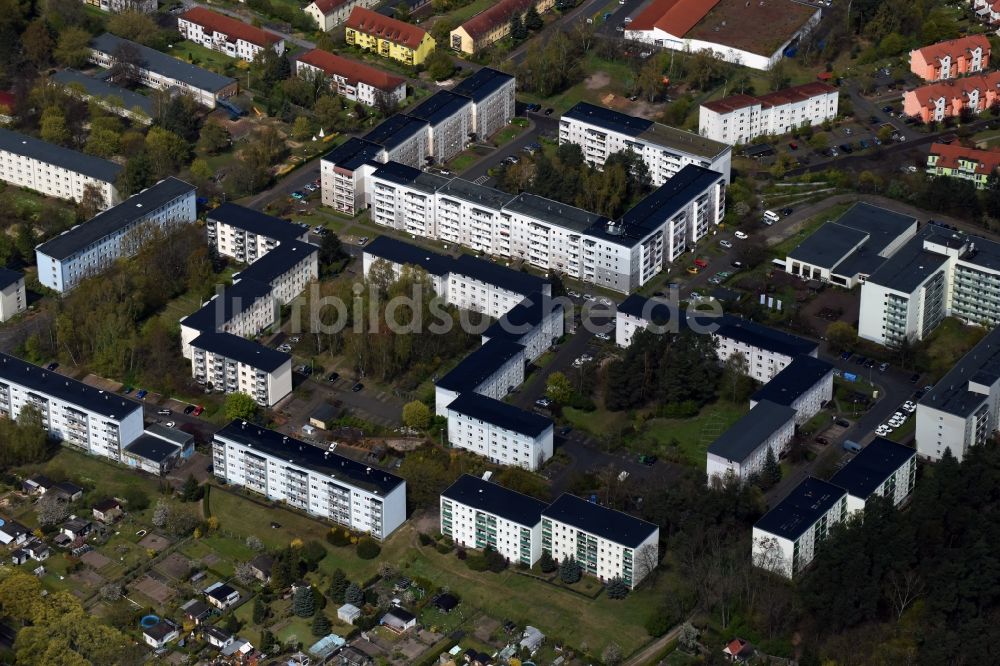 Bad Belzig aus der Vogelperspektive: Plattenbau- Hochhaus- Wohnsiedlung in Bad Belzig im Bundesland Brandenburg