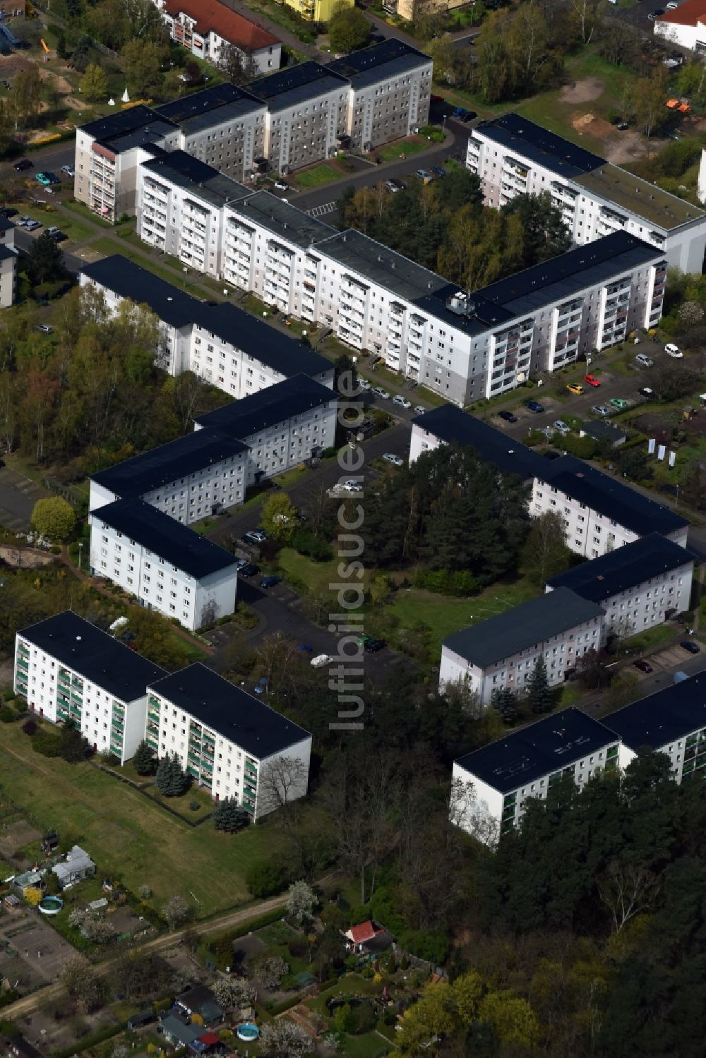 Bad Belzig aus der Vogelperspektive: Plattenbau- Hochhaus- Wohnsiedlung in Bad Belzig im Bundesland Brandenburg