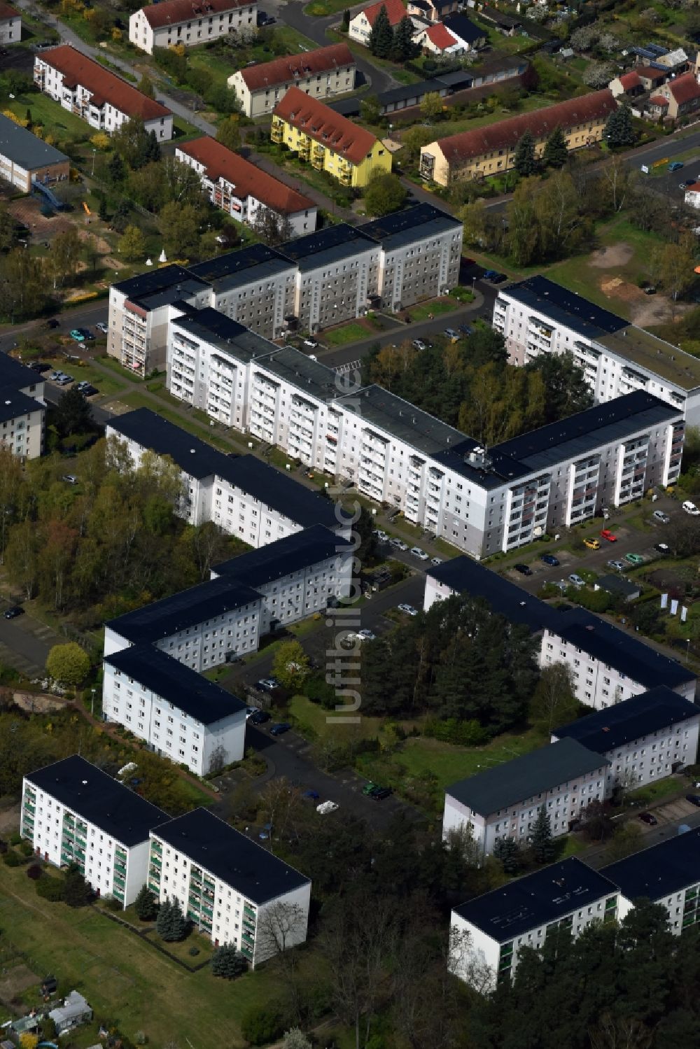 Luftbild Bad Belzig - Plattenbau- Hochhaus- Wohnsiedlung in Bad Belzig im Bundesland Brandenburg