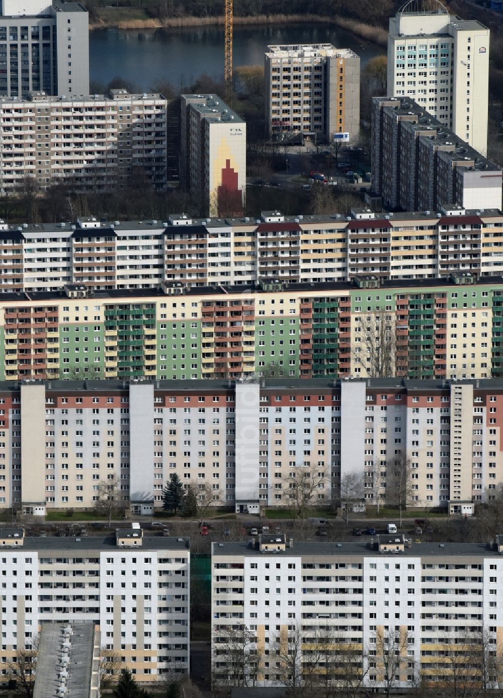 Luftaufnahme Magdeburg - Plattenbau- Hochhaus- Wohnsiedlung Barleber Straße im Ortsteil Neustädter See in Magdeburg im Bundesland Sachsen-Anhalt