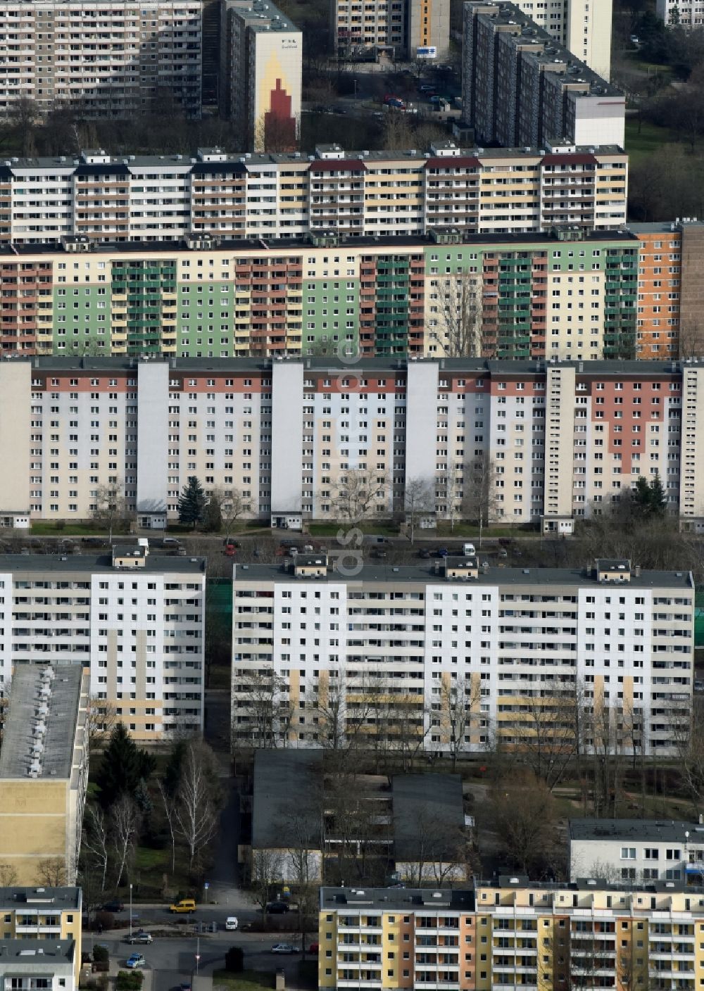 Magdeburg von oben - Plattenbau- Hochhaus- Wohnsiedlung Barleber Straße im Ortsteil Neustädter See in Magdeburg im Bundesland Sachsen-Anhalt