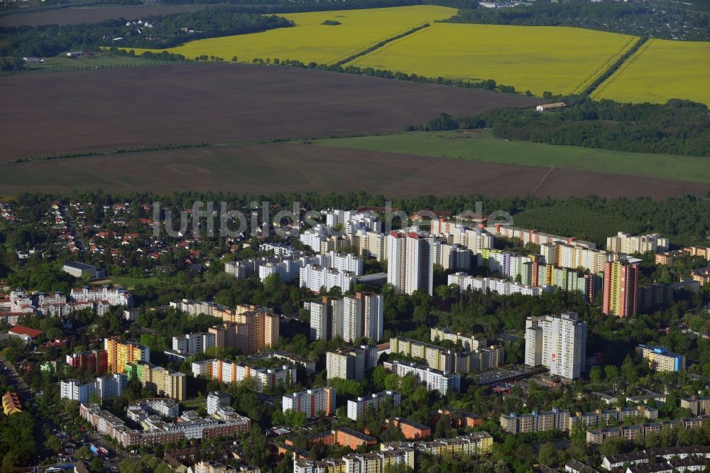 Berlin von oben - Plattenbau- Hochhaus- Wohnsiedlung in Berlin