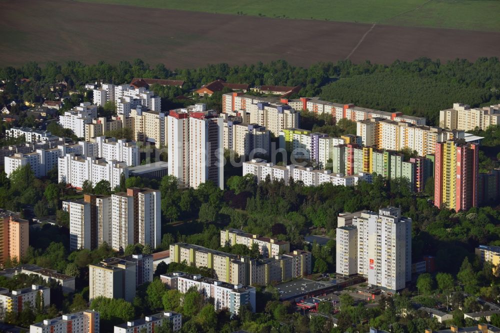 Berlin aus der Vogelperspektive: Plattenbau- Hochhaus- Wohnsiedlung in Berlin