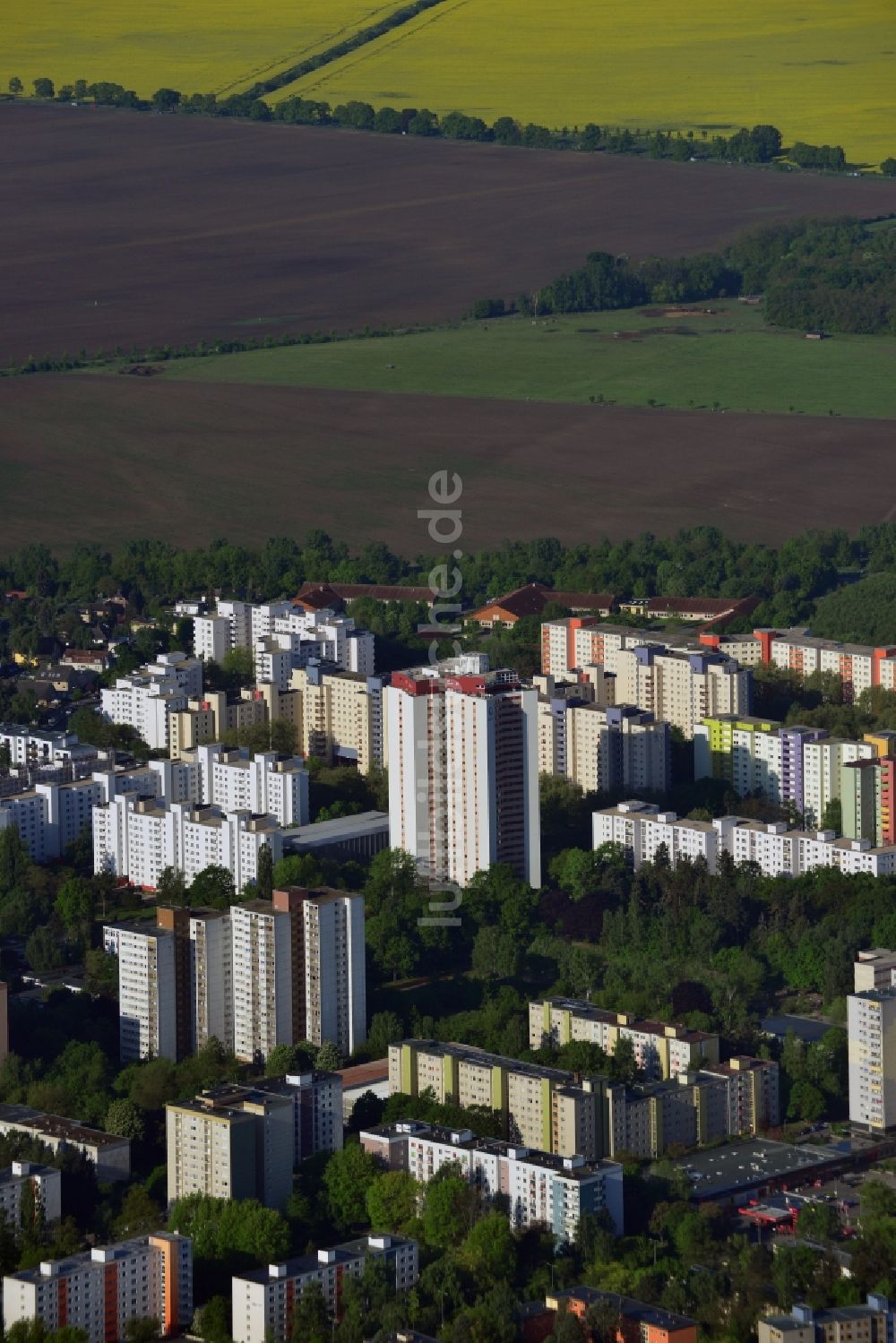 Luftbild Berlin - Plattenbau- Hochhaus- Wohnsiedlung in Berlin