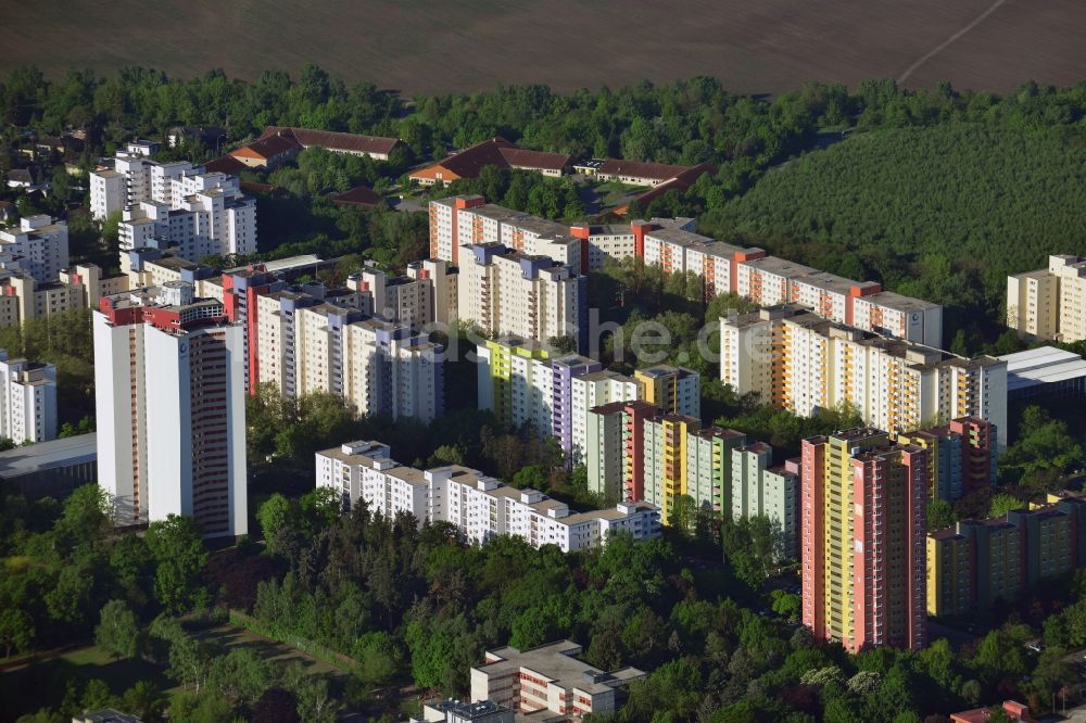 Luftaufnahme Berlin - Plattenbau- Hochhaus- Wohnsiedlung in Berlin