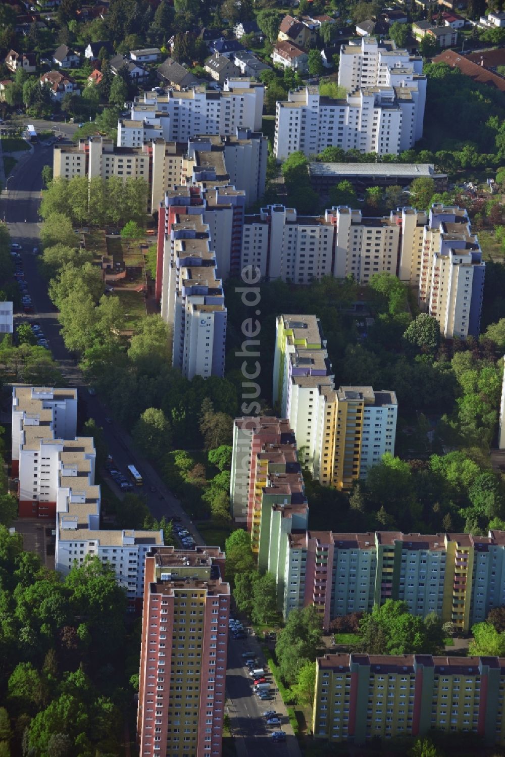 Berlin aus der Vogelperspektive: Plattenbau- Hochhaus- Wohnsiedlung in Berlin