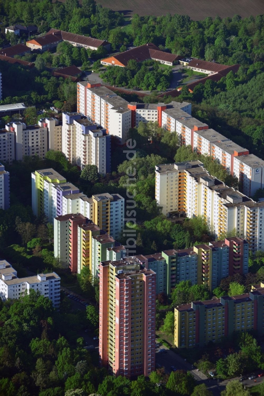 Luftaufnahme Berlin - Plattenbau- Hochhaus- Wohnsiedlung in Berlin