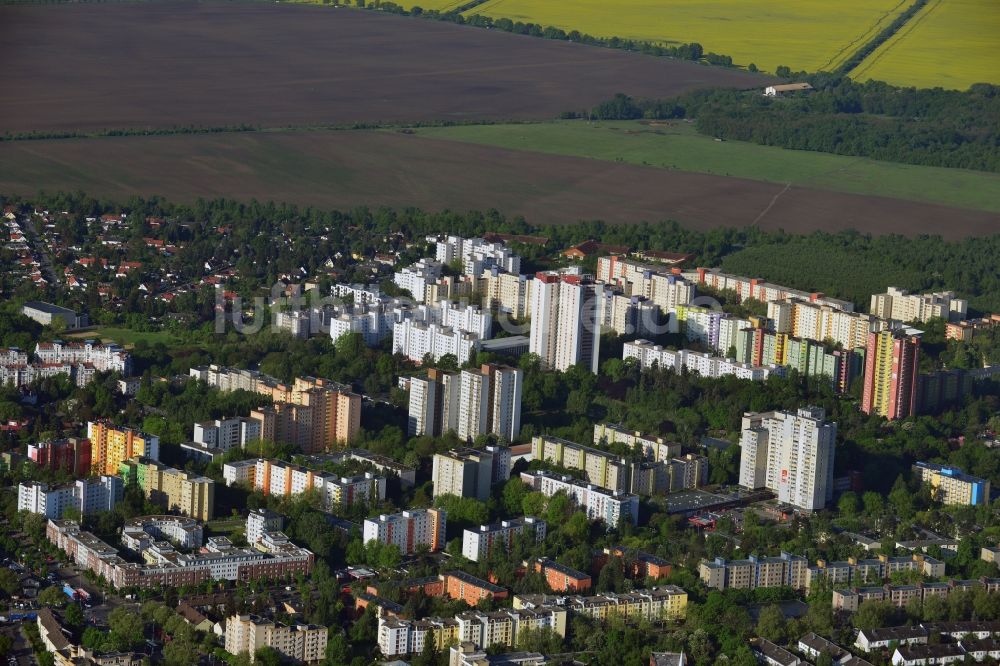 Berlin von oben - Plattenbau- Hochhaus- Wohnsiedlung in Berlin