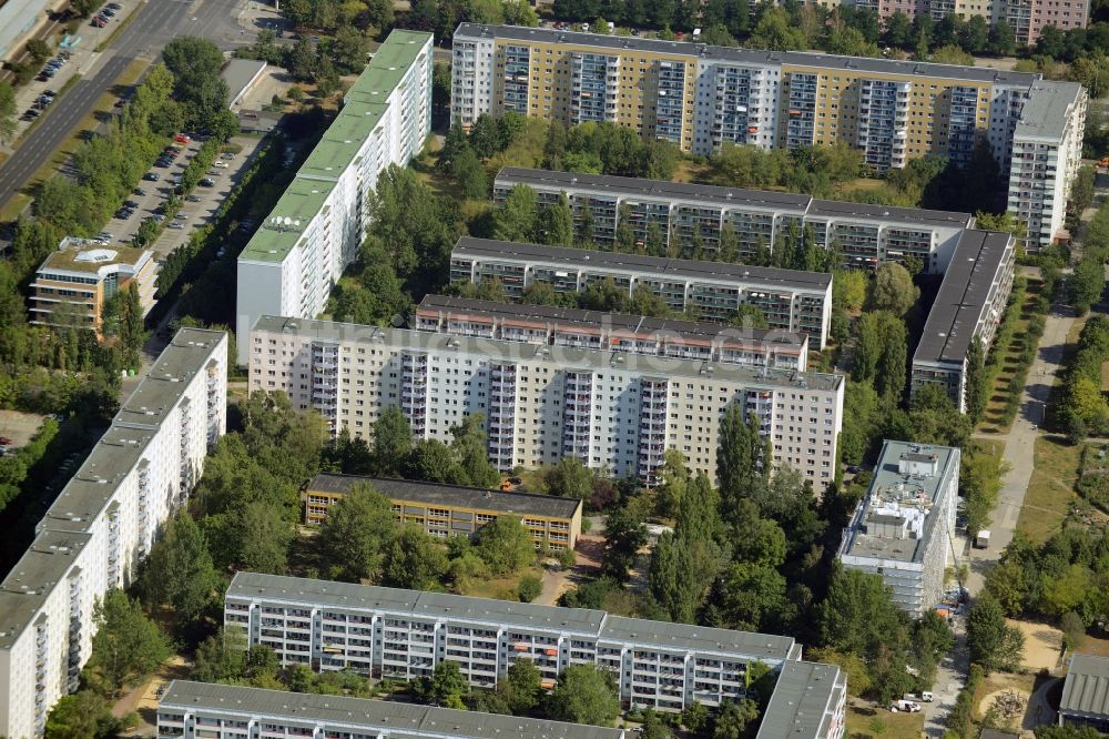 Berlin aus der Vogelperspektive: Plattenbau- Hochhaus- Wohnsiedlung in Berlin