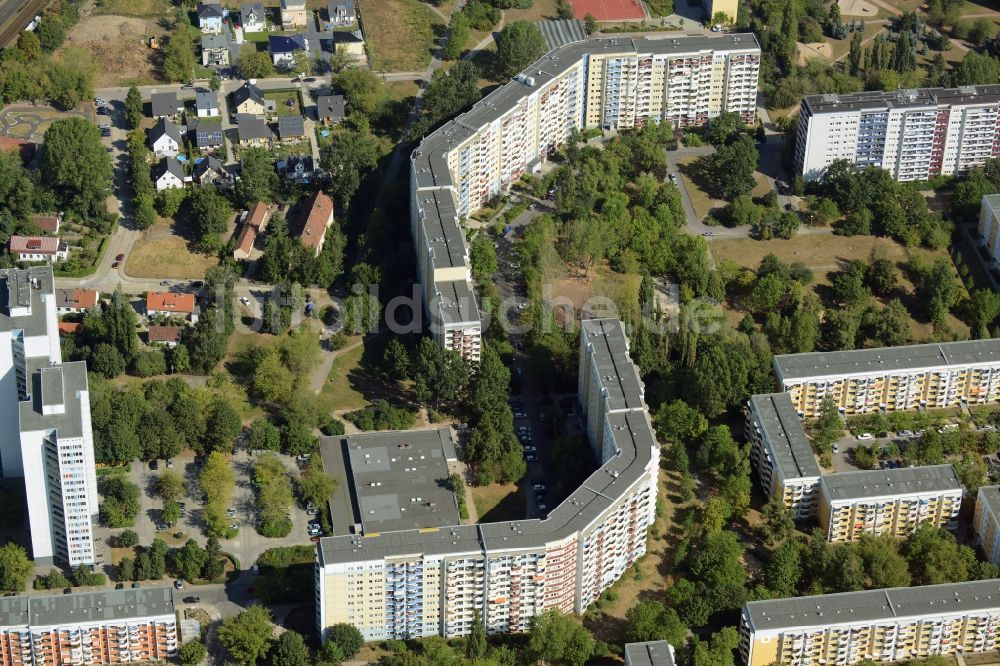 Berlin aus der Vogelperspektive: Plattenbau- Hochhaus- Wohnsiedlung in Berlin