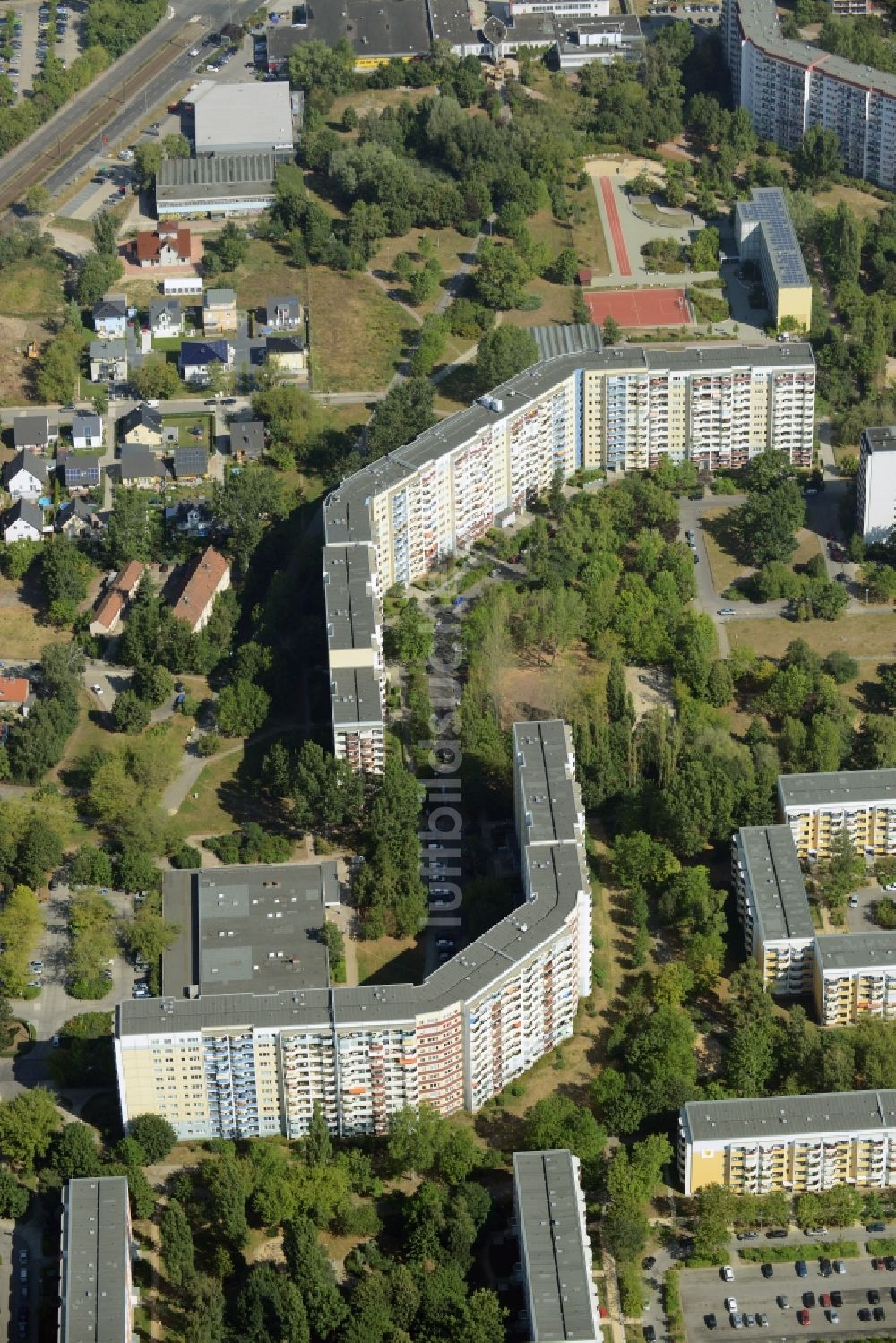 Luftbild Berlin - Plattenbau- Hochhaus- Wohnsiedlung in Berlin