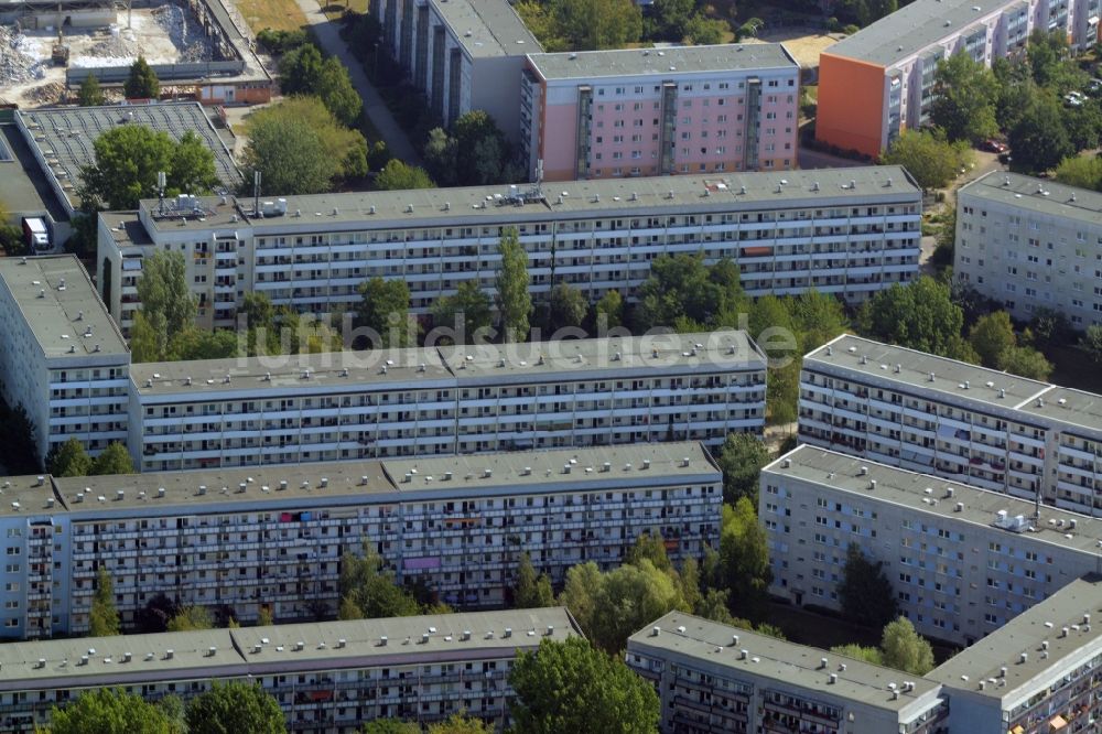 Luftaufnahme Berlin - Plattenbau- Hochhaus- Wohnsiedlung in Berlin