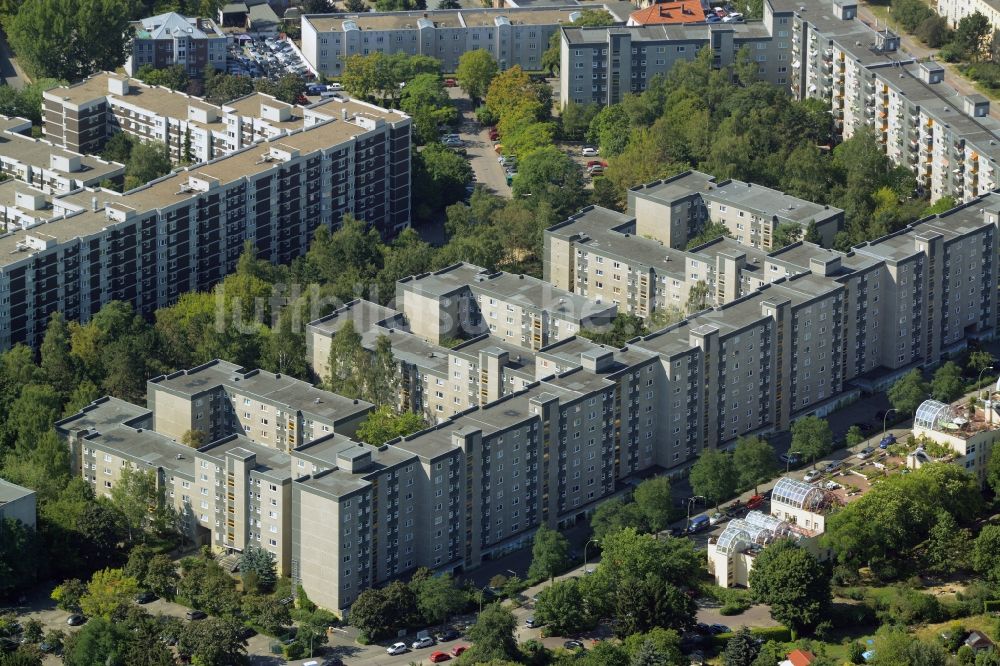 Berlin aus der Vogelperspektive: Plattenbau- Hochhaus- Wohnsiedlung in Berlin