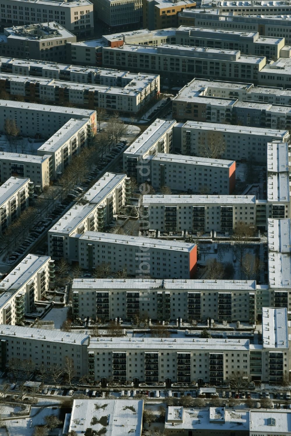 Luftaufnahme Berlin - Plattenbau- Hochhaus- Wohnsiedlung in Berlin