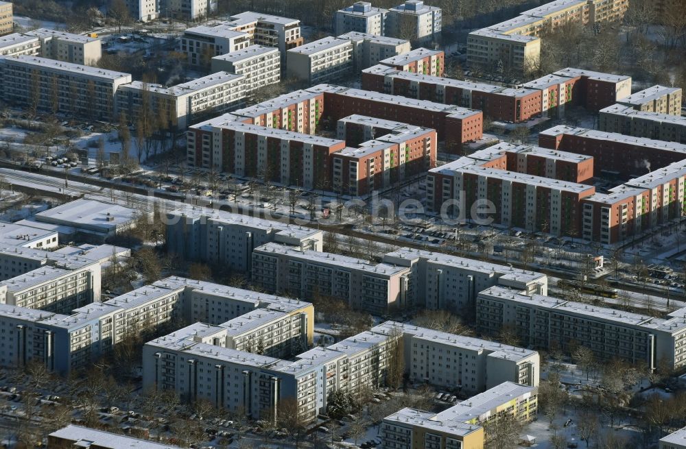 Luftbild Berlin - Plattenbau- Hochhaus- Wohnsiedlung in Berlin