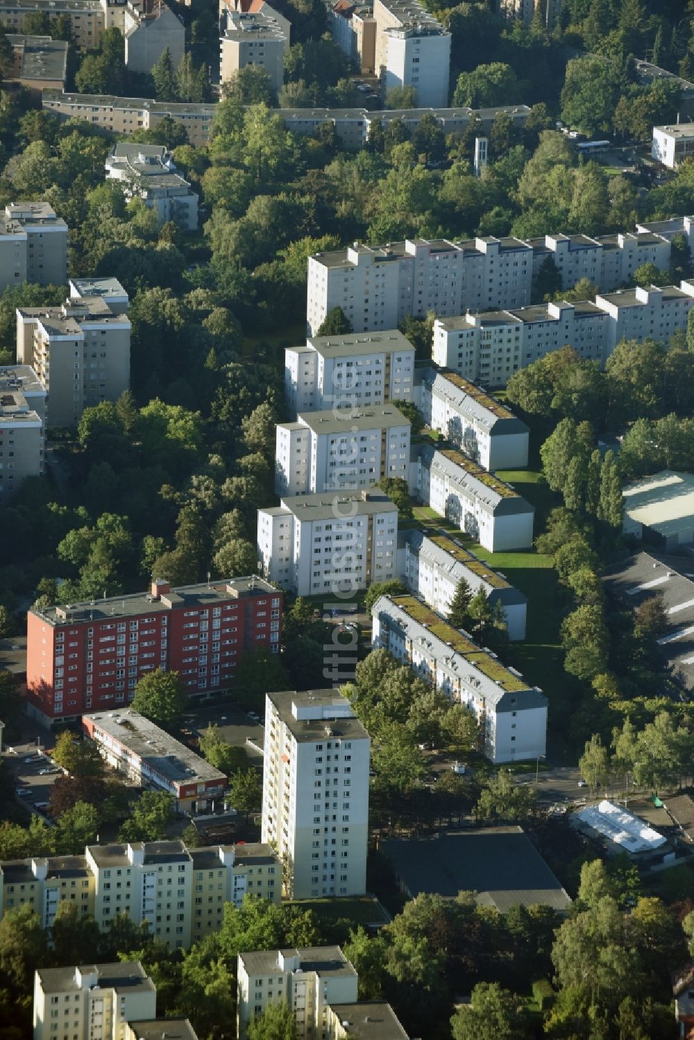 Luftbild Berlin - Plattenbau- Hochhaus- Wohnsiedlung in Berlin