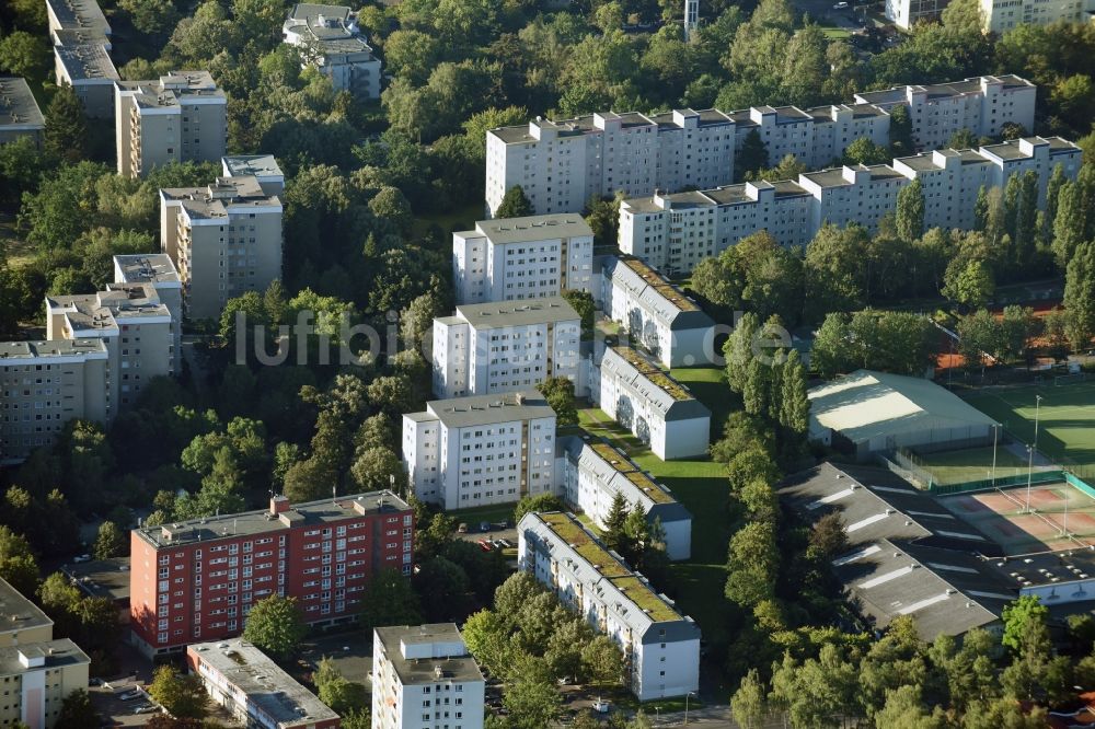 Luftaufnahme Berlin - Plattenbau- Hochhaus- Wohnsiedlung in Berlin