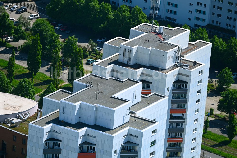 Berlin aus der Vogelperspektive: Plattenbau- Hochhaus- Wohnsiedlung in Berlin, Deutschland