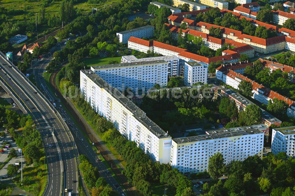 Luftaufnahme Berlin - Plattenbau- Hochhaus- Wohnsiedlung in Berlin, Deutschland