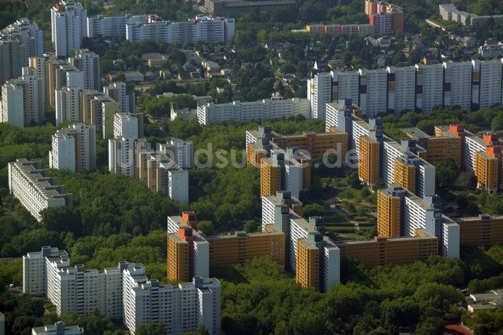 Luftbild Berlin, Reinickendorf - Plattenbau- Hochhaus- Wohnsiedlung in Berlin, Reinickendorf im Bundesland Berlin