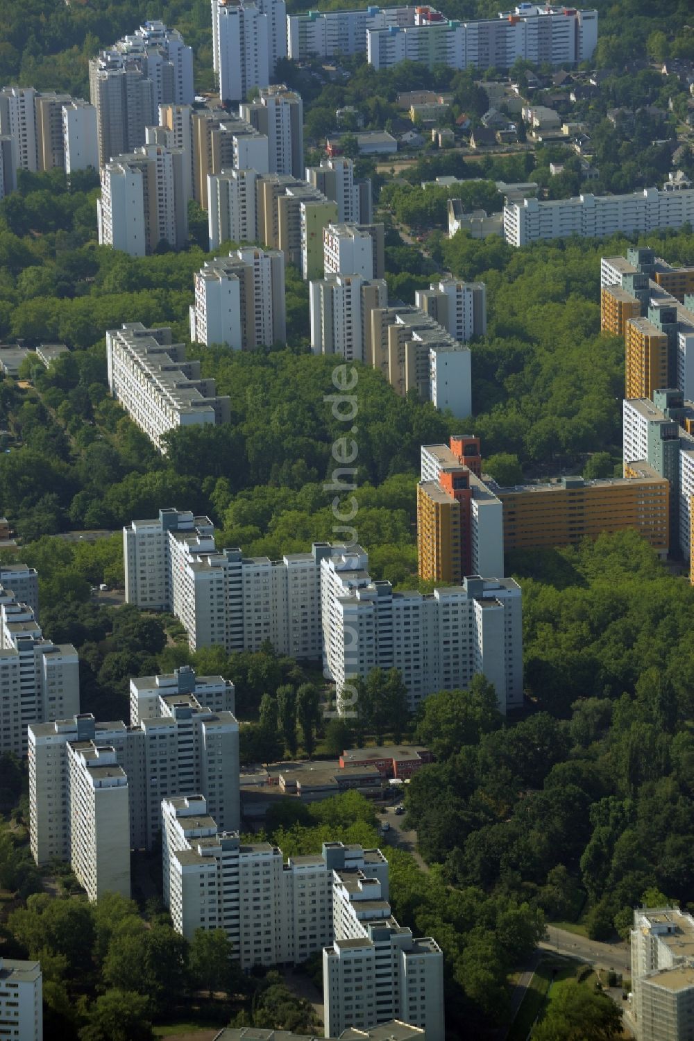 Luftaufnahme Berlin, Reinickendorf - Plattenbau- Hochhaus- Wohnsiedlung in Berlin, Reinickendorf im Bundesland Berlin