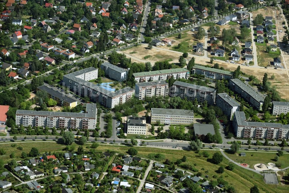 Berlin aus der Vogelperspektive: Plattenbau- Hochhaus- Wohnsiedlung und BEST-Sabel-Grundschule Kaulsdorf in Berlin