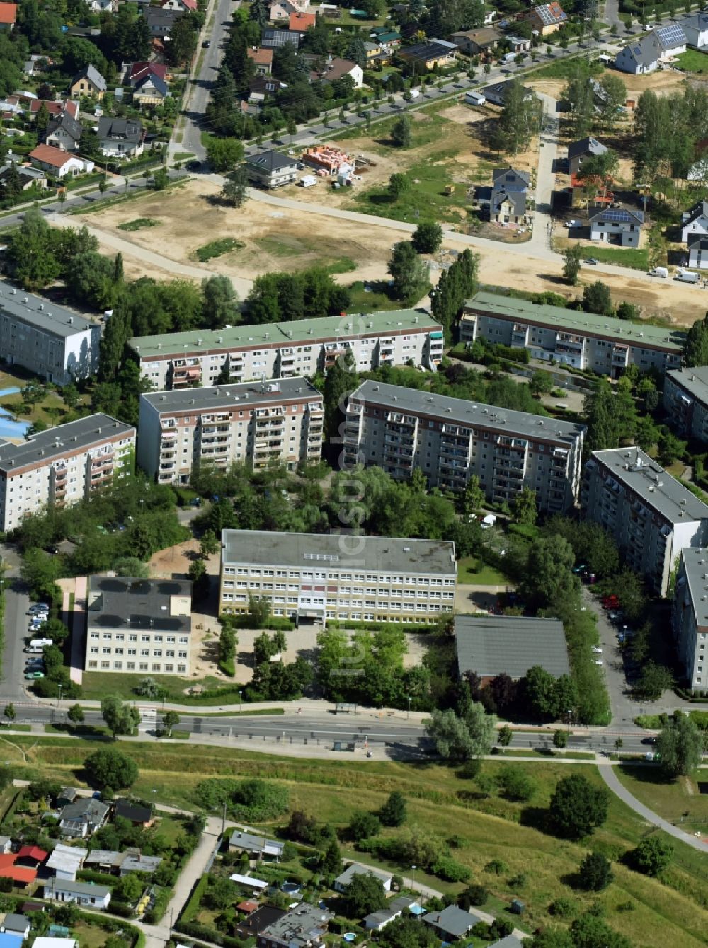 Luftbild Berlin - Plattenbau- Hochhaus- Wohnsiedlung und BEST-Sabel-Grundschule Kaulsdorf in Berlin