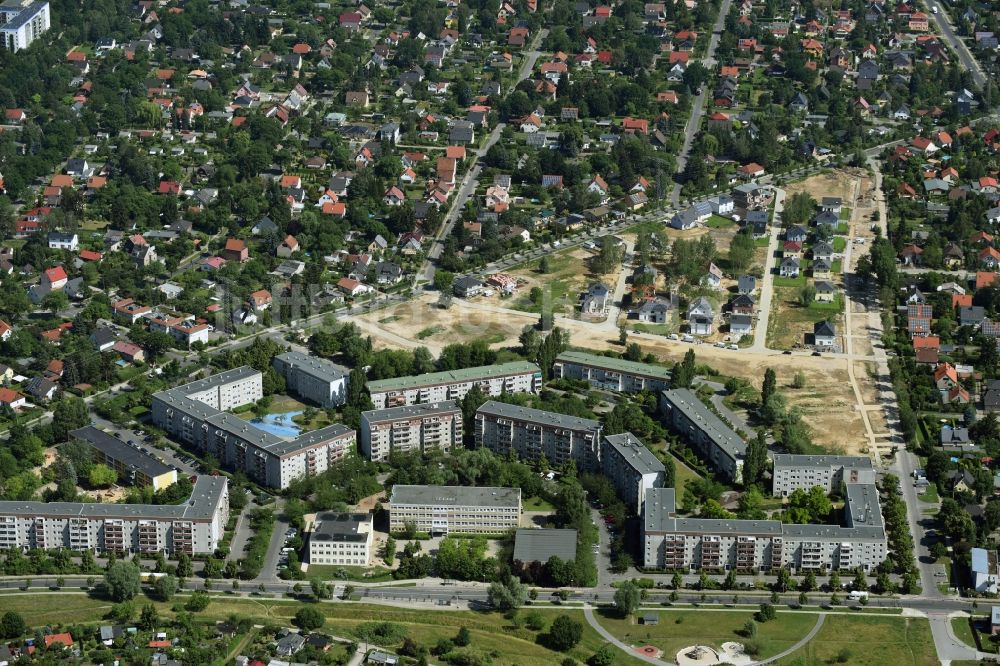 Luftaufnahme Berlin - Plattenbau- Hochhaus- Wohnsiedlung und BEST-Sabel-Grundschule Kaulsdorf in Berlin