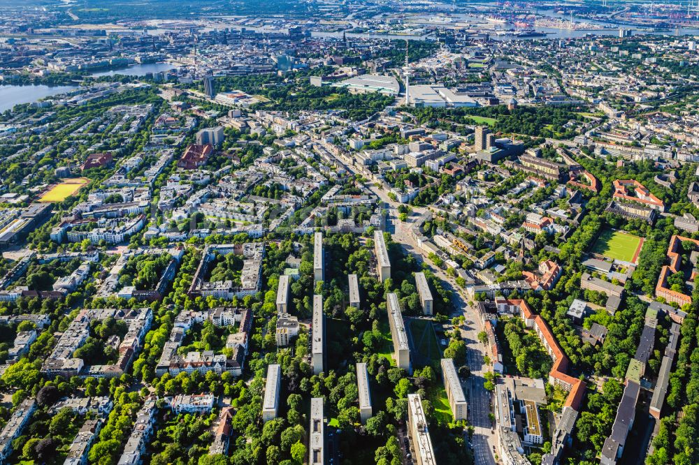 Luftbild Hamburg - Plattenbau- Hochhaus- Wohnsiedlung mit dem Bezirksamt Eimsbüttel am Grindelberg im Ortsteil Harvestehude in Hamburg, Deutschland