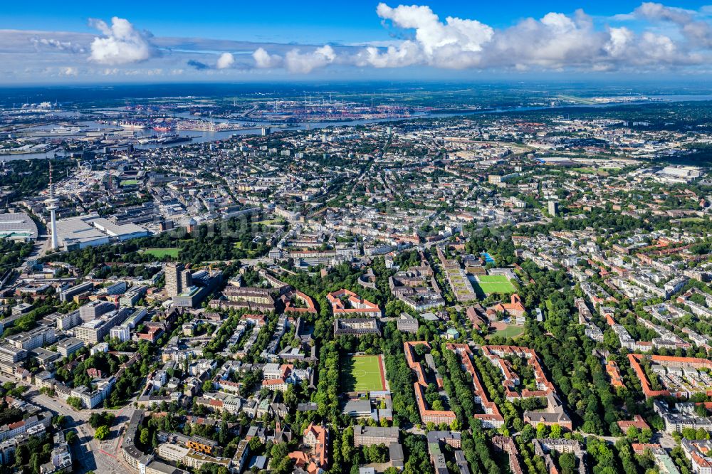 Luftaufnahme Hamburg - Plattenbau- Hochhaus- Wohnsiedlung mit dem Bezirksamt Eimsbüttel am Grindelberg im Ortsteil Harvestehude in Hamburg, Deutschland