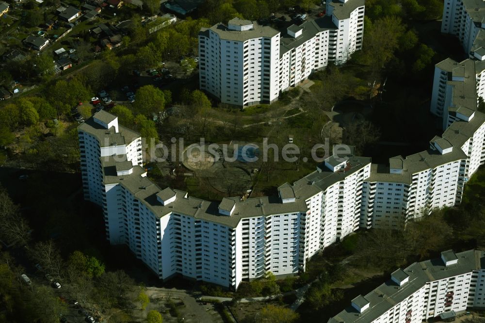 Luftaufnahme Berlin - Plattenbau- Hochhaus- Wohnsiedlung am Bruchstückengraben im Stadtteil Märkisches Viertel in Berlin, Deutschland