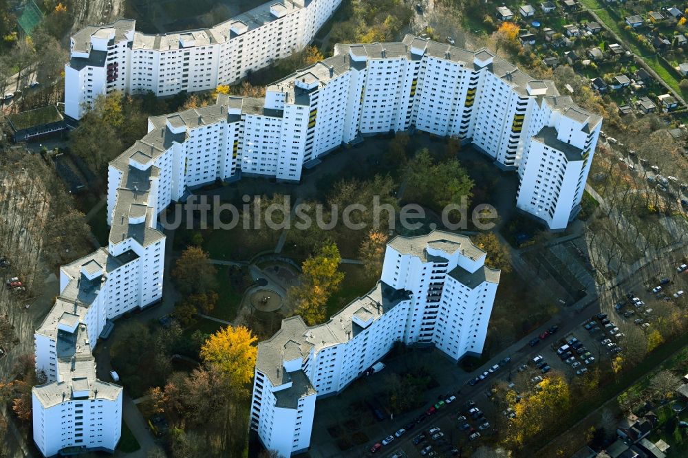 Luftaufnahme Berlin - Plattenbau- Hochhaus- Wohnsiedlung Am ...