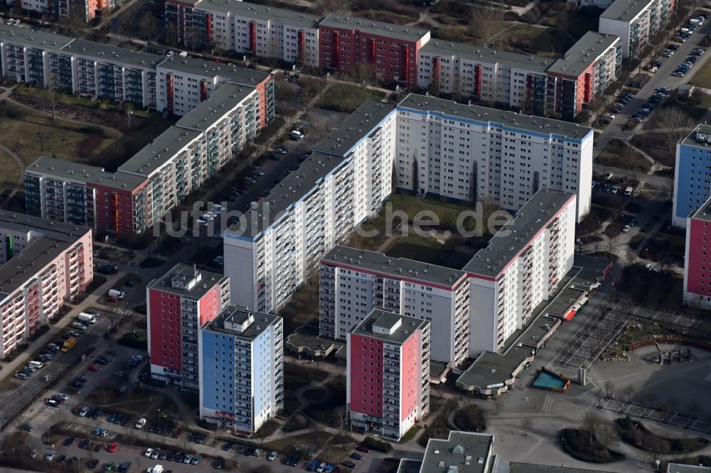 Berlin aus der Vogelperspektive: Plattenbau- Hochhaus- Wohnsiedlung Cecilienstraße - Cecilienplatz im Ortsteil Kaulsdorf in Berlin