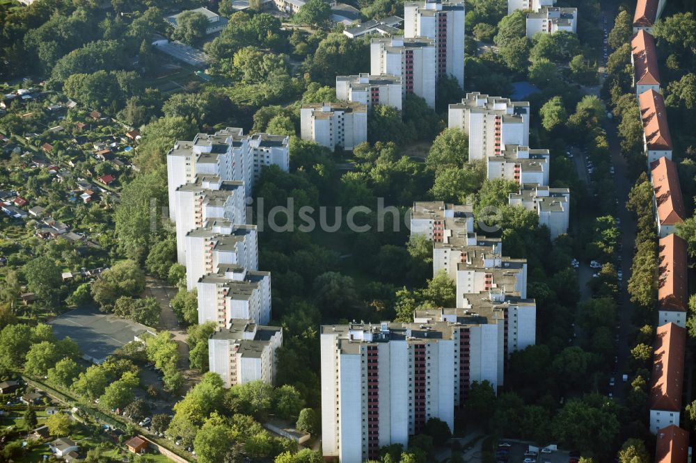 Luftaufnahme Berlin - Plattenbau- Hochhaus- Wohnsiedlung Dammwegsiedlung - Weiße Siedlung im Ortsteil Neukölln in Berlin, Deutschland