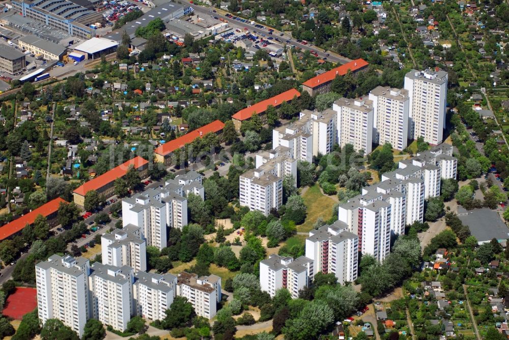 Luftaufnahme Berlin - Plattenbau- Hochhaus- Wohnsiedlung Dammwegsiedlung - Weiße Siedlung im Ortsteil Neukölln in Berlin, Deutschland