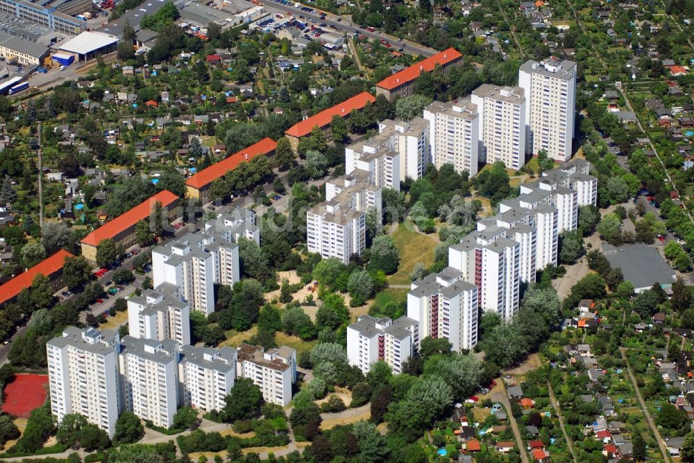 Luftaufnahme Berlin - Plattenbau- Hochhaus- Wohnsiedlung Dammwegsiedlung - Weiße Siedlung im Ortsteil Neukölln in Berlin, Deutschland