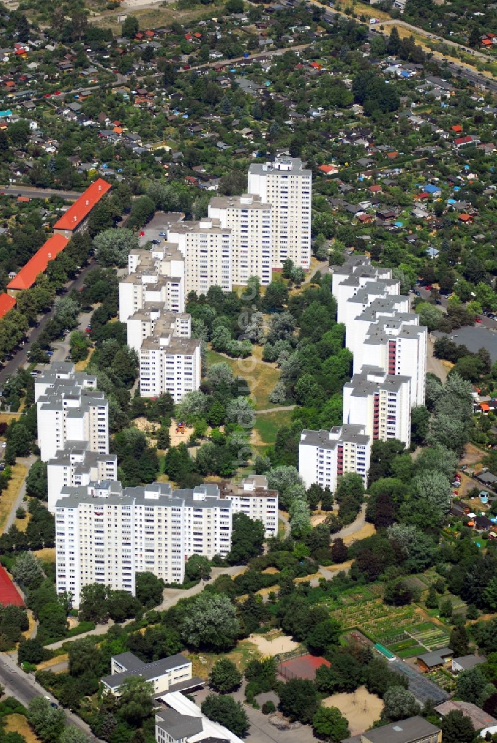 Berlin von oben - Plattenbau- Hochhaus- Wohnsiedlung Dammwegsiedlung - Weiße Siedlung im Ortsteil Neukölln in Berlin, Deutschland