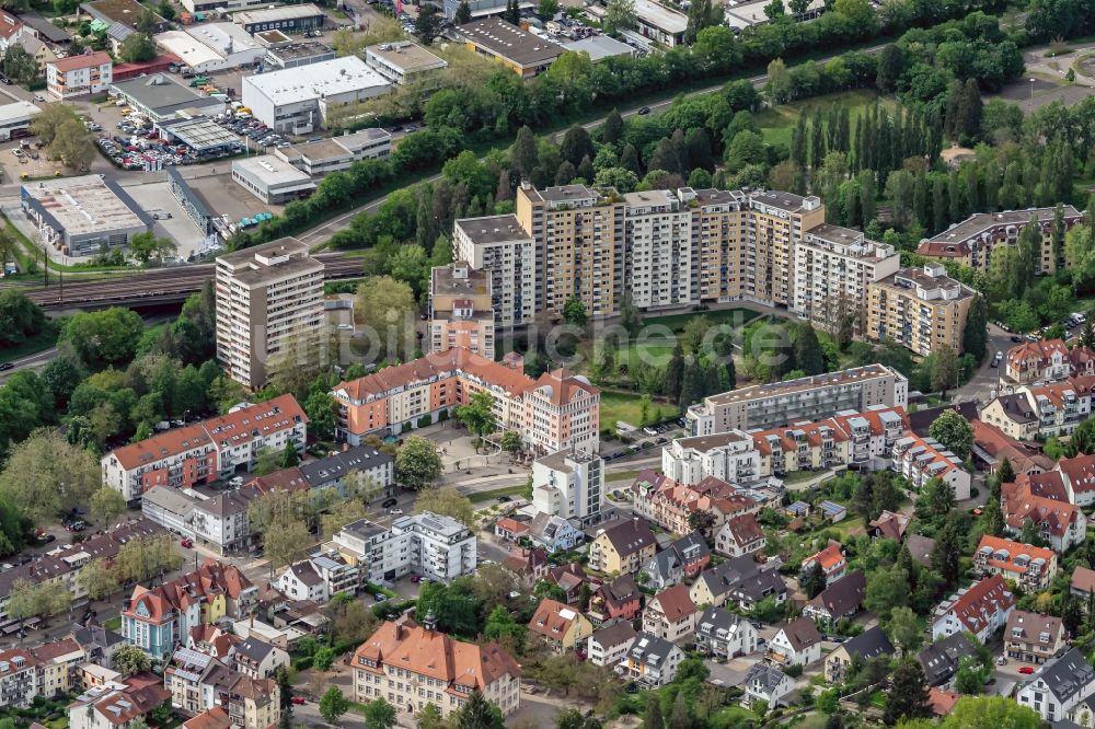 Freiburg im Breisgau aus der Vogelperspektive: Plattenbau- Hochhaus- Wohnsiedlung an der Denzlinger Straße in Freiburg im Breisgau im Bundesland Baden-Württemberg, Deutschland