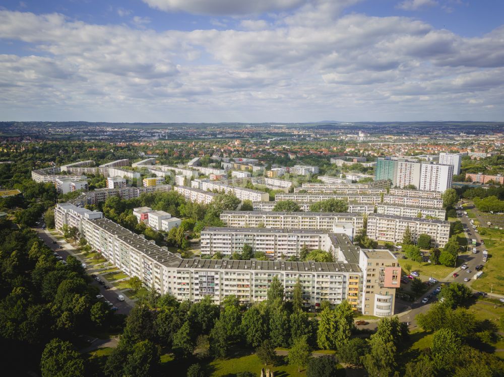 Luftbild Dresden - Plattenbau- Hochhaus- Wohnsiedlung in Dresden im Bundesland Sachsen, Deutschland