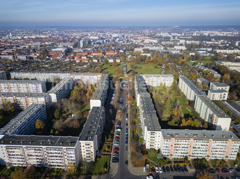 Luftaufnahme Dresden - Plattenbau- Hochhaus- Wohnsiedlung in Dresden im Bundesland Sachsen, Deutschland