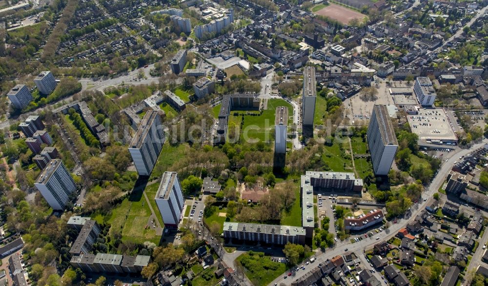 Duisburg, Homberg aus der Vogelperspektive: Plattenbau- Hochhaus- Wohnsiedlung in Duisburg im Bundesland Nordrhein-Westfalen