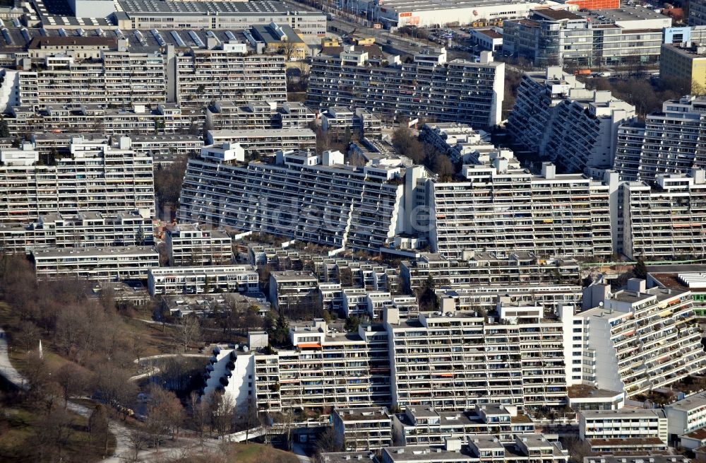 München aus der Vogelperspektive: Plattenbau- Hochhaus- Wohnsiedlung am ehemaligen Olympischen Dorf in München im Bundesland Bayern, Deutschland