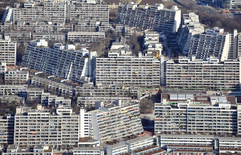 Luftbild München - Plattenbau- Hochhaus- Wohnsiedlung am ehemaligen Olympischen Dorf in München im Bundesland Bayern, Deutschland