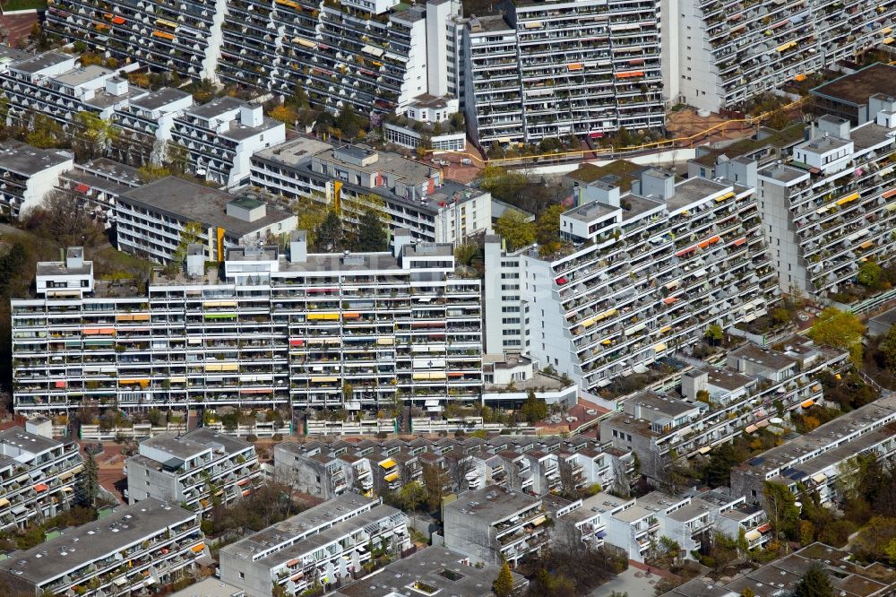 Luftbild München - Plattenbau- Hochhaus- Wohnsiedlung am ehemaligen Olympischen Dorf in München im Bundesland Bayern, Deutschland