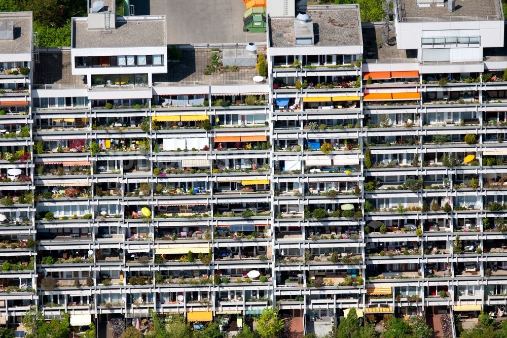 München aus der Vogelperspektive: Plattenbau- Hochhaus- Wohnsiedlung am ehemaligen Olympischen Dorf in München im Bundesland Bayern, Deutschland