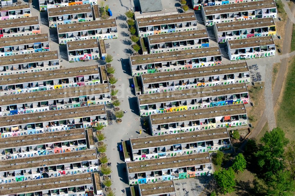 Luftaufnahme München - Plattenbau- Hochhaus- Wohnsiedlung am ehemaligen Olympischen Dorf in München im Bundesland Bayern, Deutschland