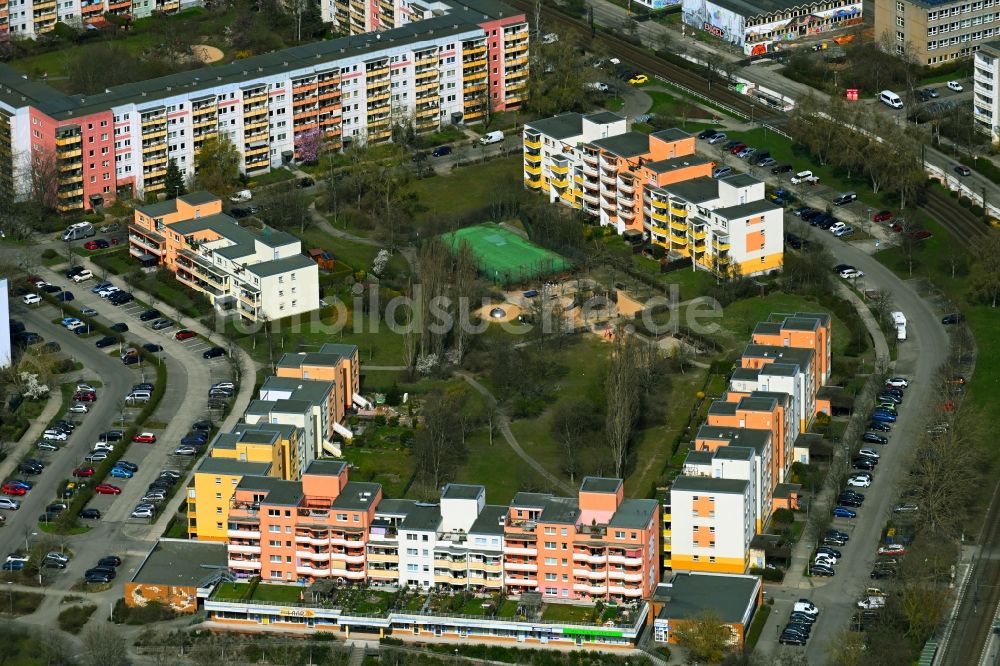 Berlin aus der Vogelperspektive: Plattenbau- Hochhaus- Wohnsiedlung Eichhorster Straße - Rosenbecker Straße im Ortsteil Marzahn in Berlin, Deutschland