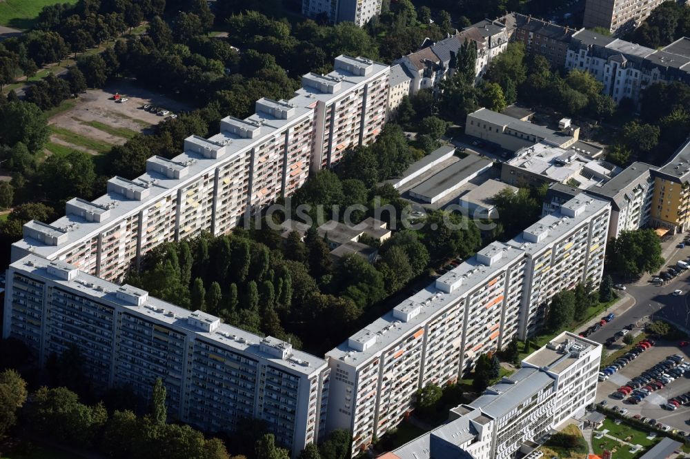 Dresden aus der Vogelperspektive: Plattenbau- Hochhaus- Wohnsiedlung in der Elsasser Straße in Dresden im Bundesland Sachsen