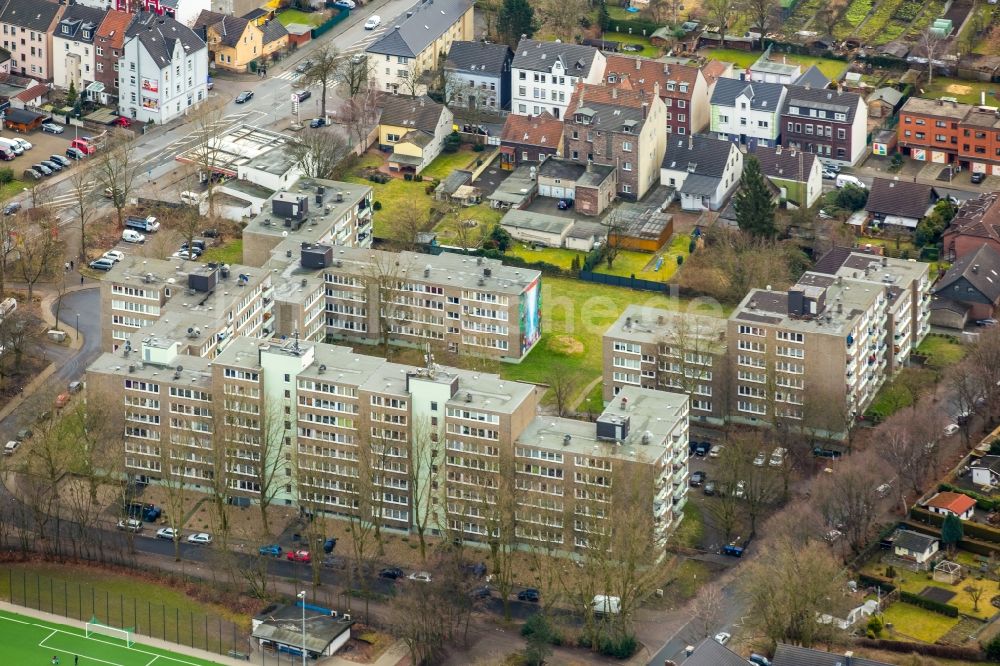 Herne von oben - Plattenbau- Hochhaus- Wohnsiedlung Emscherstraße im Ortsteil Wanne-Eickel in Herne im Bundesland Nordrhein-Westfalen